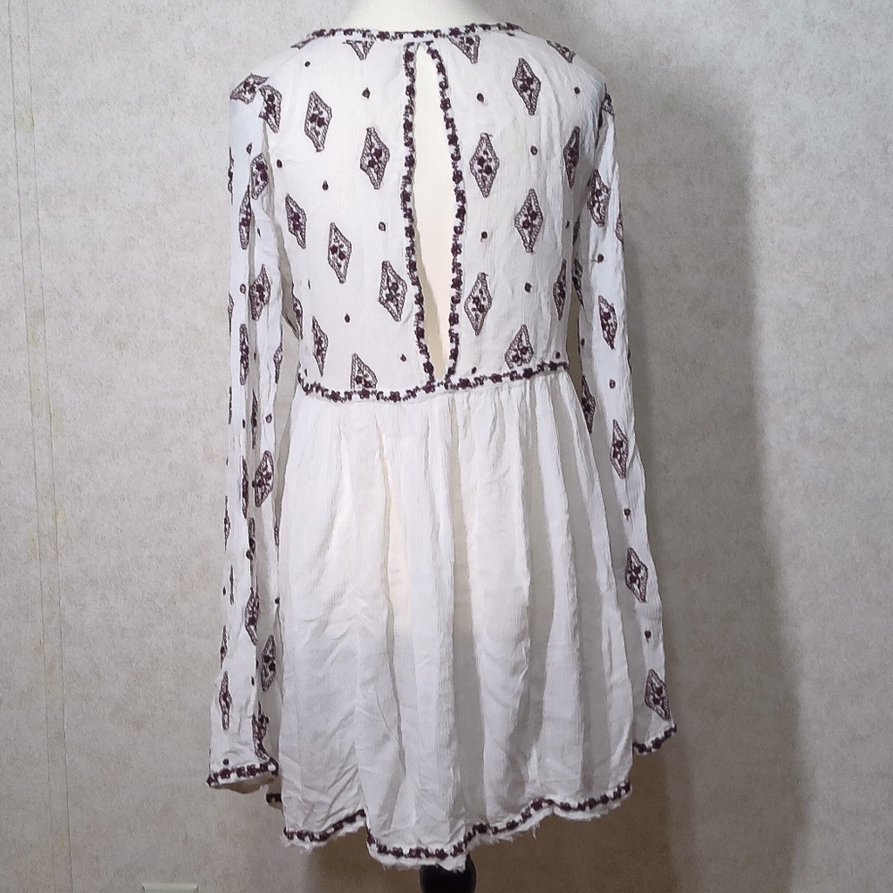 NWOT Free People Embroidery Bohemian V-Neck,Bell Sleeve,Brown & White Top Sz S - Picture 2 of 9